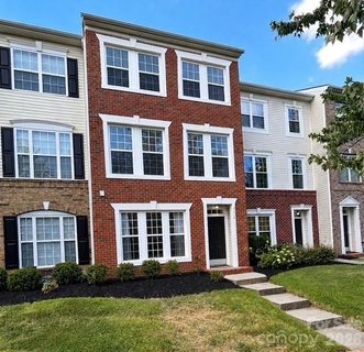 9810 Kings Parade Boulevard active home in Ayrsley, Charlotte, NC