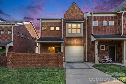 4670 Dabney Vigor Drive active townhome in Oakleaf, Charlotte, NC