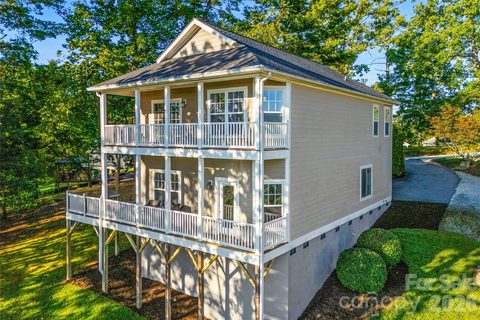 14 Summit Circle active home in Toms Hill, Hendersonville, NC