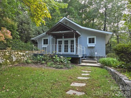 240 Seneca Boulevard active home in Hillside Park, Hendersonville, NC