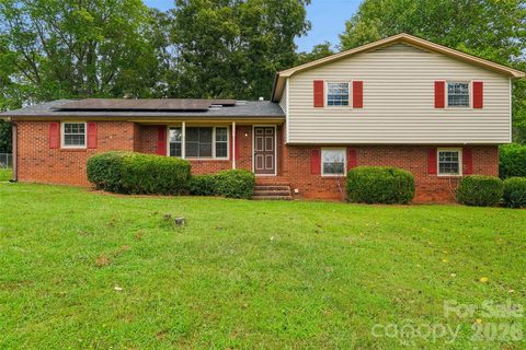 4036 Elizabeth Street active home in Colonial Heights, Hickory, NC