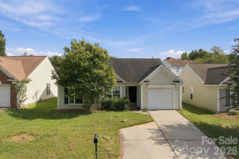7422 Stone Mountain Court pending home in Silverstone, Charlotte, NC