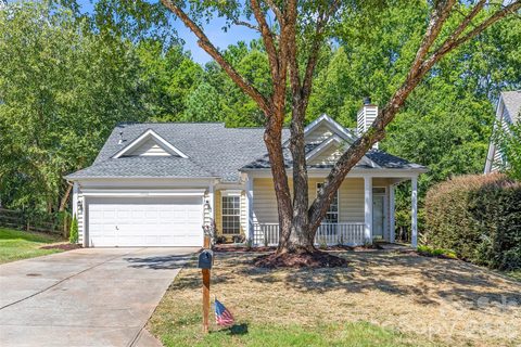 15046 Annan Court active home in Edinburgh, Charlotte, NC