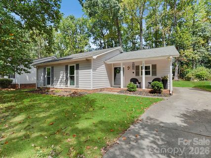 7239 Lockmont Drive active home in Idlewild Woods, Charlotte, NC