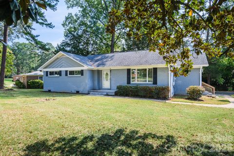 6414 Elmwood Circle active home in Town Park, Charlotte, NC