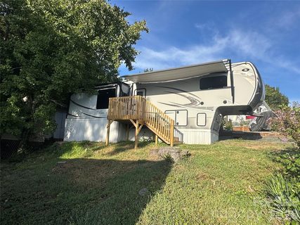 122 Eagle Drive active home in Badin Shores Resort, New London, NC