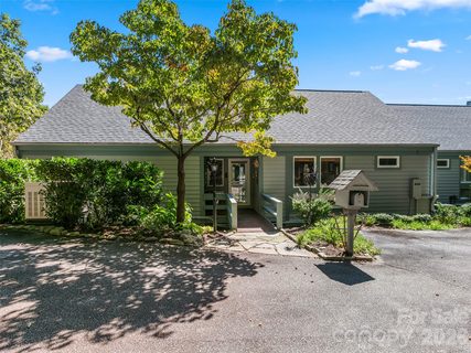 114 Sunny View Lane active home in Kenmure, Flat Rock, NC
