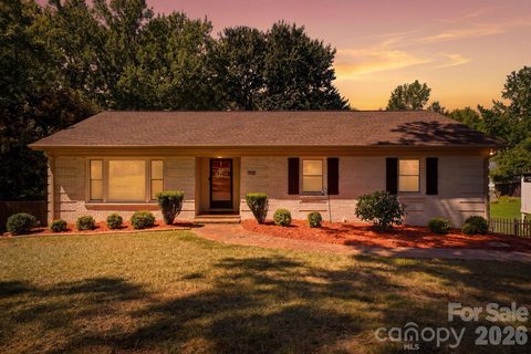 912 Tally Ho Court active home in Fox Run, Charlotte, NC