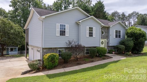 2103 Samanthas Wells Lane pending home in Glencroft, Newton, NC