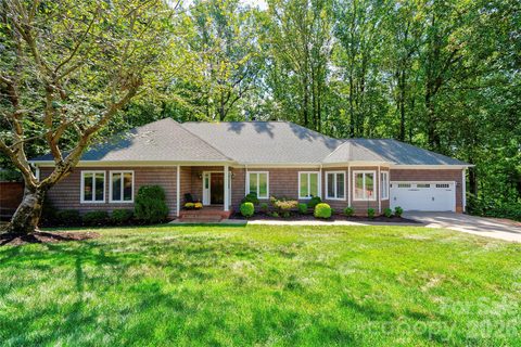 1808 Arbor Way Drive active home in Country Club Gardens, Shelby, NC