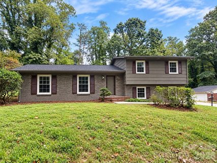 845 Cherokee Place active home in Country Club Acres, Lenoir, NC