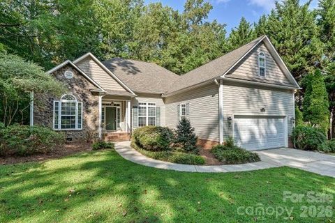 2715 Lakeview Circle active home in Morningstar Acres, Matthews, NC