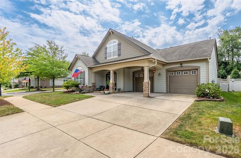 10328 Drake Hill Drive active home in Vermillion, Huntersville, NC