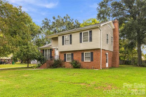 2711 Johnny Reb Lane active home in Taragate Farms, Charlotte, NC