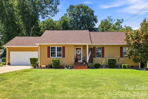 1009 Willow Run Road active home in Heritage Hills, Anderson, SC