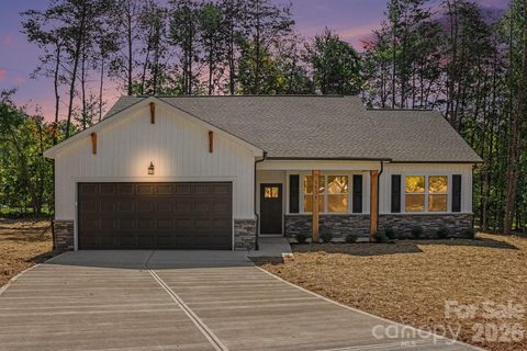 1538 34th Avenue Lane pending home in Colony Woods, Hickory, NC