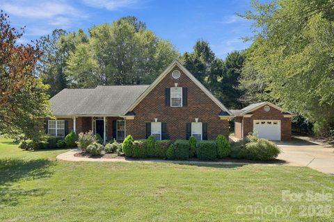 5911 Sugarcane Court active home in Oxfordshire, Mint Hill, NC