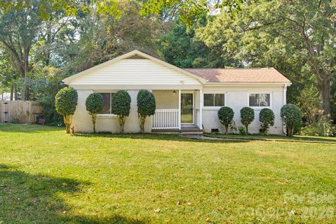 1733 Merry Oaks Road active home in Country Club Heights, Charlotte, NC
