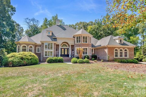 6052 Oxfordshire Road active home in Stratford On Providence, Waxhaw, NC