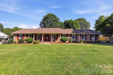 8317 Fallsdale Drive active home in Coulwood Hills, Charlotte, NC