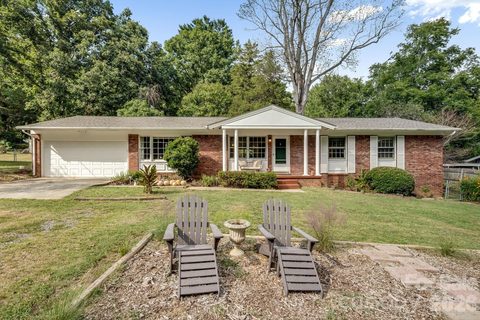5 W Maple Drive pending home in Rolling Green, Asheville, NC