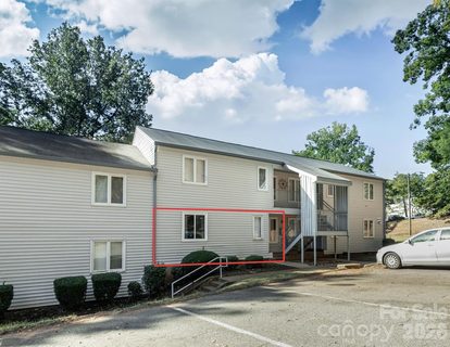 2010 Countrymens Court active condo in Sharon Lakes, Charlotte, NC