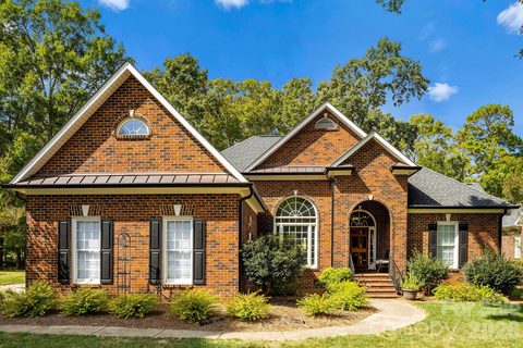 2316 Caernarfon Lane active home in Shannamara, Matthews, NC