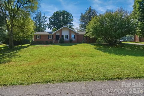 6205 Ferncliff Drive active home in Quail Hollow Park, Concord, NC