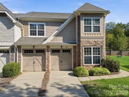 8424 Loxton Circle active townhome in The Vineyards On Lake Wylie, Charlotte, NC
