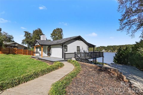 3121 Lakeside Circle active home in Lake Wylie, Belmont, NC