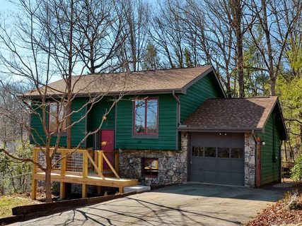 2 White Pine Circle sold home in Royal Oaks, Arden, NC