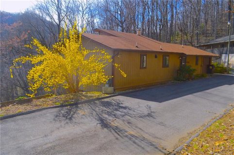 105 Mountain Breeze Drive sold home in The Overlook, Maggie Valley, NC