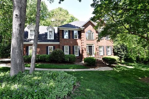 915 Waterview Lane