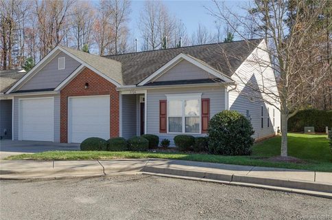 5724 Bradford Lake Lane Unit 16 sold condo in Village Glen, Charlotte, NC