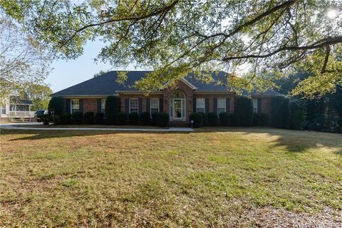 416 Hunters Pointe Drive