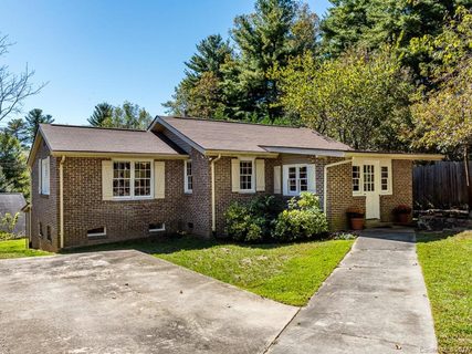 1071 Mountain View Street sold home in Oak Grove Heights, Hendersonville, NC