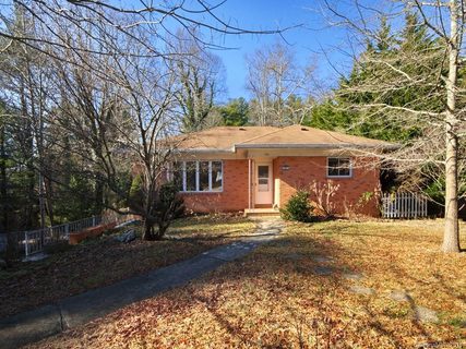 1051 Mountain View Street sold home in Oak Grove Heights, Hendersonville, NC