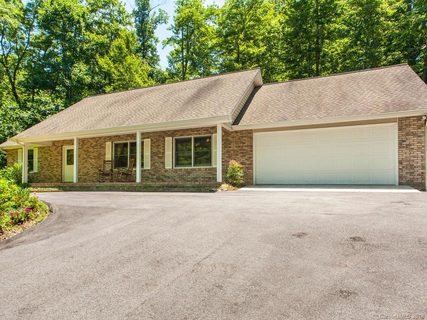 207 Thistledown Court sold home in Hunters Glen, Hendersonville, NC