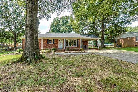 305 Meadowood Circle sold home in Briarcliff, Kannapolis, NC