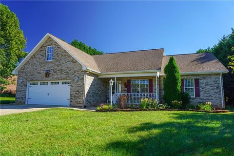 2136 Picnic Drive sold home in South Lakes, Newton, NC