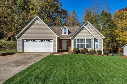 2475 Hawk Ridge Drive