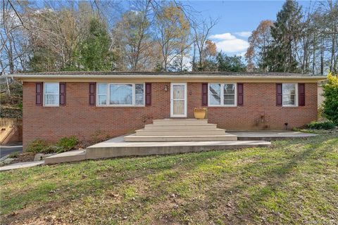 16 Fieldcrest Circle