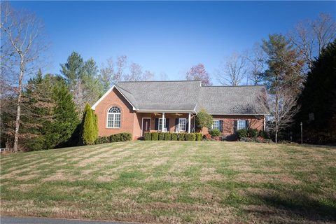 498 Windsor Drive sold home in Windsor Pointe, Taylorsville, NC