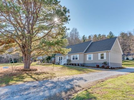 310 Forest Park Drive sold home in Forest Hills, Hendersonville, NC