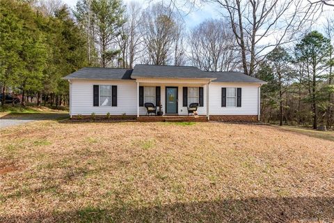 205 Nottingham Drive sold home in English Garden Park, York, SC