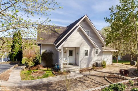 186 Greens View Drive sold home in Enchanting Hills, Horse Shoe, NC