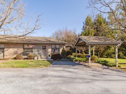 704 Farmington Circle 6A sold townhome in Farmington Knoll, Hendersonville, NC