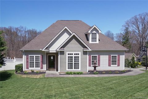18 Wayward Path sold home in Hideaway Glen, Candler, NC