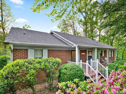 800 Summit Farm Lane sold home in Hunters Glen, Hendersonville, NC