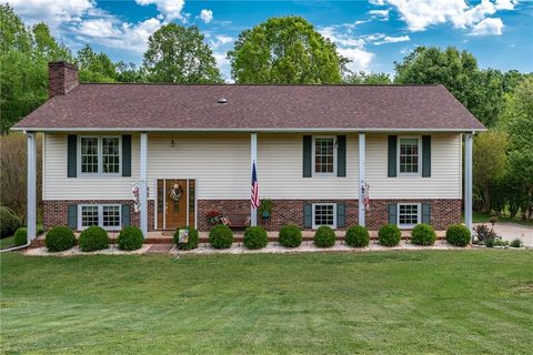 3239 15th Avenue sold home in Stoneridge, Conover, NC